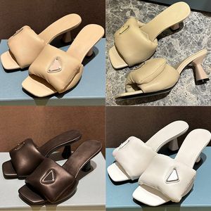 Mjuka vadderade nappa sandaler kvinnor emalj metall triangel logotyp hög klack sandaler läder sulor eleganta retro lyx kvinnors tofflor sandales designer häll femme