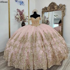 Vacker dammig rosa prinsessa bollklänning quinceanera klänningar för flickor utanför axel guld spetsar applicerade puffy kjol prom födelsedag formella klänningar söt 16 klänning cl2435