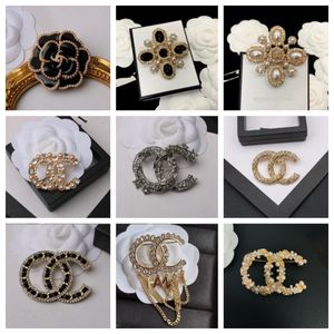 Mais novo broche de designer, letras banhadas a ouro 18K, broches de diamante, pinos de luxo, cristal, strass, pérola, broche, charme, broches de flores, presentes de festa