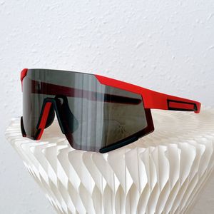 Lebhafte Furnier-Herren-Sonnenbrille, Skibrille, Größe 130, geometrischer Rahmen, kreative Nyloneinlage, Bügelkonfiguration mit einer Damen-Sonnenbrille im modernen Stil