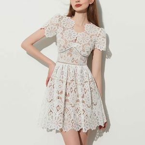 2023 Klänning Kvinnor Designerkläder Summerklänning Vintage Lace V-Neck Hollowed Out High midja Slim Dress Women's Short White Spetsklänning