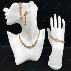 Halsband 2023 Nytt guldhalsband krysantemum armband lyxdesigner örhängen mässing utsökta modesmycken för kvinnor party weddin