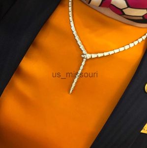 Hänghalsband lyxig designer hänge halsband topp v guld full zirkon orm form rund choker för kvinnliga smycken med box fest gåva bröllopälskare j230612