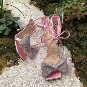 Bow Sandals Square 분홍색 모조 다이아몬드 발가락 하이힐 브랜드 디자이너 여름 스트랩 여성 파티 드레스 펌프를위한 스틸레토 새틴 신발