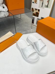 Pantofole da mulo comfort piatto da piscina di lusso Pantofole da donna in tessuto comfort piatto da donna di lusso con stampa a blocchi Mulo in gomma con suola morbida per interni esterni con scatola