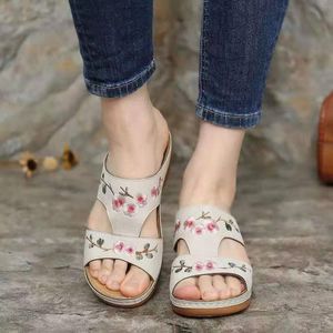 Designer Shoes Hole Fashion Women's Big Size Comfortable Anti Slip Slippers Girls' Thick Sole Sandals Shoes Item 1920 35-43 Competitive Price 36314 pers 5