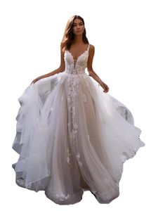 Abiti da sposa vintage con spalline in pizzo e linea A Tulle Applique Ruffles Corte dei treni Abiti da sposa da giardino