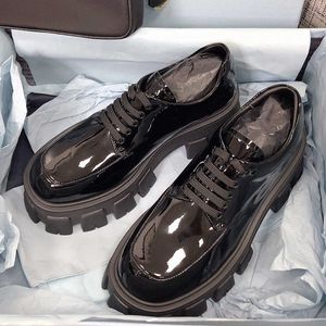 Designer Luxus P schwarze Schuhe Gang dicker Boden Muffin Schuhe Damen Einzelschuhe Lackleder erhöhte kleine Lederschuhe im britischen Stil Prad Sneakers