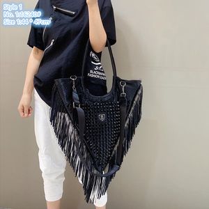 Bolsa de ombro feminina por atacado de fábrica 2 estilos mochila punk de borla tendência europeia e americana bolsa de rebite de personalidade de rua bolsas grandes de couro retrô