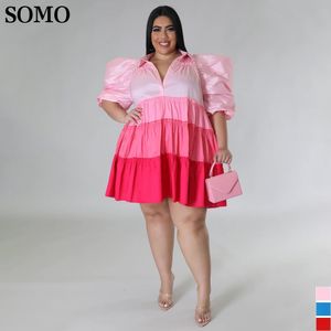 プラスサイズのドレスSOMO 2023ファッションプリーツサテンドレスサイズ女性エレガントなラペルボタンパッチワーク夏4XL卸売ドロップ230613