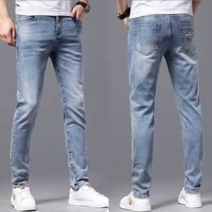 Jeans firmati da uomo Light Sky Blue Distressed Tinta unita Slim Fit Motociclisti Denim For Men Fashion Mans blu Pantaloni Hip Hop