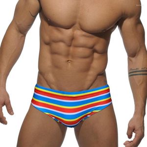 Costumi da bagno da uomo 2023 Costume da bagno a righe colorate Costume da bagno da uomo Sexy Pouch Pad Bikini Slip da bagno da uomo per uomo Surf Vela Abbigliamento sportivo