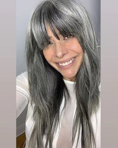 Linda e luxuosa peruca cinza feita à máquina peruca de cabelo humano naturalmente cinza prateado sal e pimenta perucas de cabelo brasileiro com franja 130% densidade