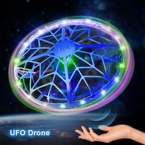 ElectricRC Aircraft Magic Flying Ball Pro LED UFOスピナーおもちゃハンドコントロールブーメランミニドローンアップグレード大人の子供向けフライトジャイロギフト230612