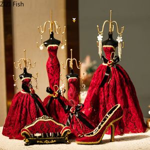 Oggetti decorativi Figurine Abito rosso Scaffali Orecchini Tavola appesa Collana Portagioielli Toeletta Bracciale placcato oro Espositore 230612