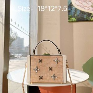 Kvinnors 2023 Nya koreanska netröda strass blomkedjan Box Bag liten fyrkantig väska handhållen en axel crossbody väska 230613