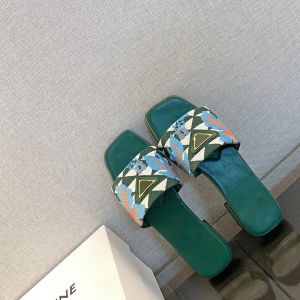 2023 pantofole con diapositive piatte di lusso slip on sandali in tessuto scarpe open toe ricamate floreali designer di lusso per le donne appartamenti per le vacanze calzature da fabbrica di sandali