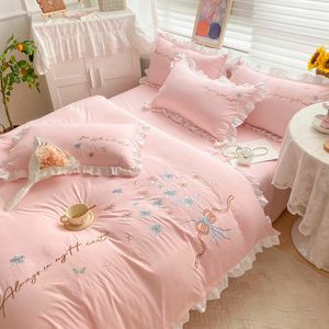 Sängkläder uppsättningar tvättade bomullssängkläder set hem textilier flickor täcke täcke set broderi quilt täcke lakan ruffles set kung drottning z0612