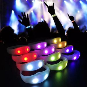 Partygeschenk LED-Armband aus Silikon mit Farbwechsel, Armband mit 12 Tasten, 200 Meter Fernbedienung, blinkendes Licht, leuchtende Armbänder für Party, Clubs, Konzerte 0615