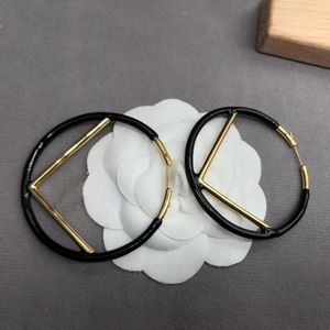 Brincos grandes de argola Charm em latão preto dourado. Brincos de designer de presentes de casamento para o dia dos namorados para mulheres. Joias de design clássico.