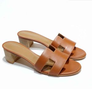 Desingers Oasis Sandal Women Slipperローヒールデザイナーの女性サンダル分厚いかかとスリッパスライドカルフスキンレザービーチスリップスリップフロップでボックス35-42
