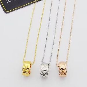 Luxury Original Designer Grid Ring Pendant Necklace Elegant Love 18K Gold Silver Rose 316L rostfritt stål C Logo Gravelcirkelkedja Fashion SMEEXKE LADY Party