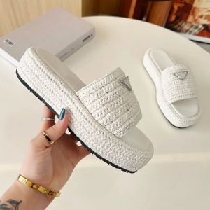 triangellogotyp raffian flatform sandaler färg naturlig en elegant sofistikerad struktur av vävda raffian ger av dessa sandaler med flatformsol emaljerad metall