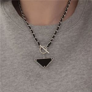 P nuova collana di marca di tendenza europea e americana, ciondolo con lettera geometrica a triangolo invertito, regalo per le vacanze di pollo con catena a clavicola di qualità da uomo e da donna