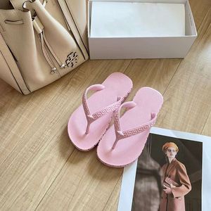 Mode sommarstrand kvinnor tofflor sandaler berömda loubi flip donna platta familjen glider Italien Populära PVC-band Gummidesigner Pooler Funs Non-Slip Flips Flops EU 35-43