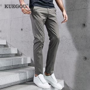 Calça calça kuegou cor sólida calça casual masculina fina mola slim slacks retos calças elásticas de elástico verão plus size kk2397