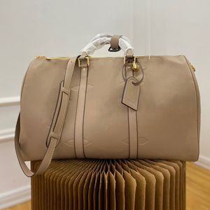 Lyxdesigner Travels Bag, präglade män och Wome Travel Bag stora mönstrade präglade kvinnor axelväska tvärkroppsväska stor kapacitet handväska utomhus messenger väska