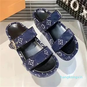 Designer Spring and Summer Tide Sandals tjocka Soled Large Letter tyg denim läder svart och blått kvinnor mode är fortfarande omni-match tjocka sulade tofflor