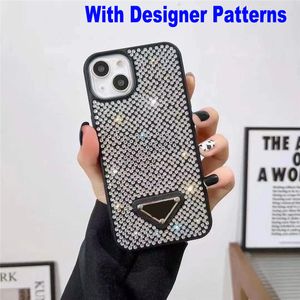 Moda luksusowe projektanty telefoniczne dla iPhone'a 15 pro maks. 14 13 12 11promax 14plus Rhinestone Diamond Celphone z trójkątną tablicą znamionową Cover telefoniczne