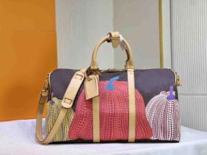 Herrdesigner Duffel Bag 45 cm Praktisk väska Yayoi Kusama färgad pumpa designer vår/sommar stor kapacitet bagage rese väska