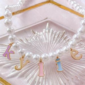 Łańcuchy cukierki kolor początkowe litery Pearl Choker Naszyjnik dla kobiet biały imitacja nazwa alfabetu naszyjniki biżuterii