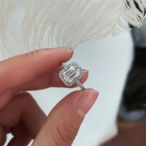 Pierścień Fine Obiecing Srebrny kolor Emerld Cut Aaaaa CZ Stone zaręczyny Pierścienie dla kobiet Bridal Party Biżuteria