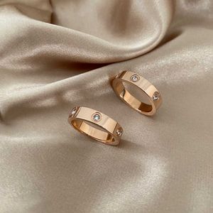 Designer Charme Mode Diamond Carter Ring für Frauen Einfache Titaniumstahl Nicht verblassende Nischendesign exquisites Paar Matching
