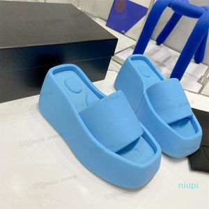 Designer-Hausschuhe, Plattform-Slide-Flip-Flops, Sandale, quadratische Zehen, erhabene Buchstaben, Gummi-Außensohle, Textilbeflockung, luxuriöser Muffin-Slipper mit dickem Boden