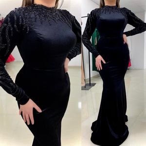 2023 Aso Ebi Vestido de Baile Sereia Preto Frisado Cetim Noite Festa Formal Segunda Recepção Aniversário Dama de Honra Vestidos de Noivado Vestidos Robe De Soiree ZJ367