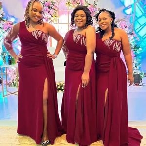 Burgundy Afrikalı Kızlar Uzun Denizkızı Nedime Elbiseleri Zarif Bir Omuz Pullu Resmi Parti Önlükleri Peplum Yan Yarık Onur Hizmetçisi Düğün Konuk Elbisesi Cl2448