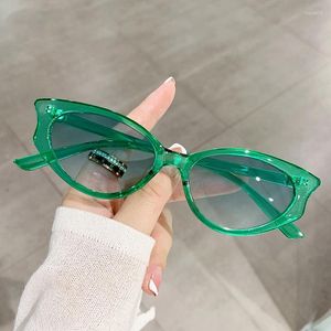 Solglasögon 2023 Trendiga Green Cat Eye Women Men Brand Designer Tortoise Frame Sun Glasses Street S Shades Eyewear Female UV400