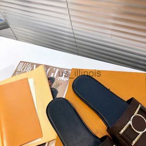 Terlik Tasarımcı Konfor Sandal Terlik Kadın Deri Ayakkabı Kadın Lüks Metal Dekorasyon Terlik Yaz Günlük Ayakkabı Plaj Flip Flops Boyut 35-42 J230614