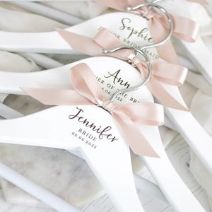 Andra evenemangsfestleveranser Vit fast trähängare Custom Bridesmaid Trähängare Non-Slip Engraved Bridal Wedding Dress Hangers With Bow Modern Simple 230613