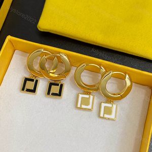 Designer-Creolen mit kleinem quadratischem Anhänger F, Gold-Messing-Ohrstecker, einfache Mode-Designer-Ohrringe für Frauen, Hochzeit, Braut, schwarz emaillierter Schmuck mit Box