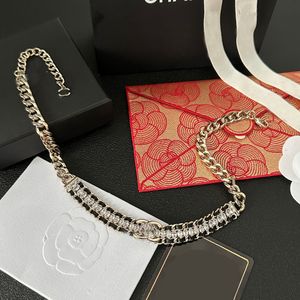 Het mässingsmaterial 18k guldpläterade chokers halsband Hip Hop Styles Designer Varumärkesbokstav inlagd kristallkedjor halsbandsälskare julsmycken gåva med låda