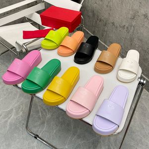 Chinelos Sandálias Femininas Designer Slides Fashion Letter Summer Ladies Flip Flop Flat Rubber Tick Bottoms Sandália