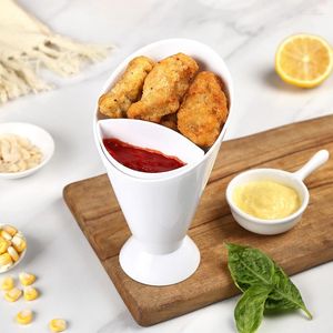 Tigelas Dois bocados de prateleiras de batatas fritas Uma variedade Molho Batatas fritas Cones para lanches Copos para imersão Utensílios de cozinha.