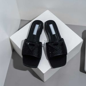 Kappy Designer Slajdy Kobiety luksusowe kapcie krineston sandały slipon 2023 Summer Slide Ladies Beach Sexy Chunky Heels Classic P Trójkąt sandałowy Low J230615