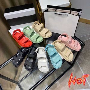 Tofflor kvinnor krok slingband pappa kanal sandaler quiltade riktiga läder pvc gelé två stilar designer sandal lyx paris strand skos flip flop22