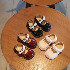 First Walkers Spring Spädbarnskor Skor Baby Girls Toddle Shoes With Pearl Patent Leathe Shoes Bottom Children Soft Party Shoes 230614